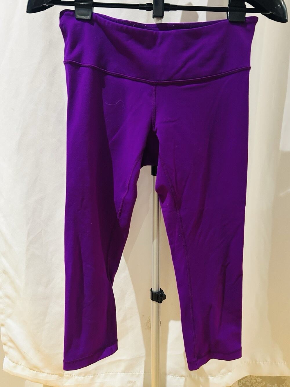 Lululemon Cropped Leggings in Neon Purple size 8
